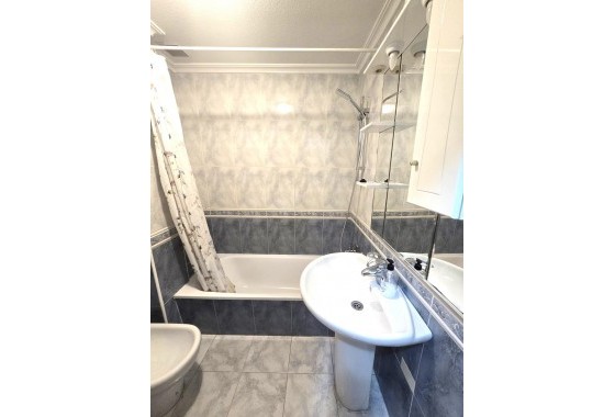 Resale - Apartment / flat - Torrevieja - Las Piscinas Naturales
