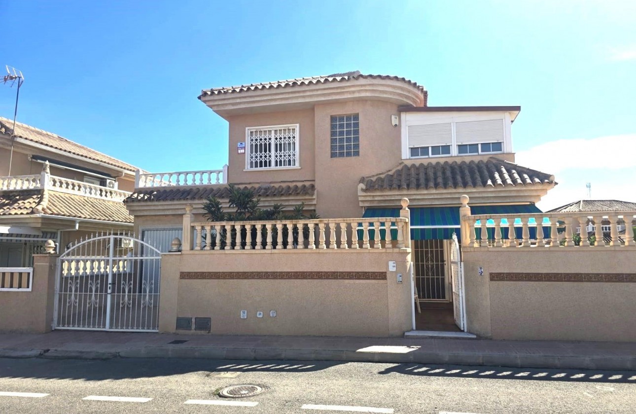 Resale - Villa - Torrevieja - Los Balcones - Los Altos del Edén