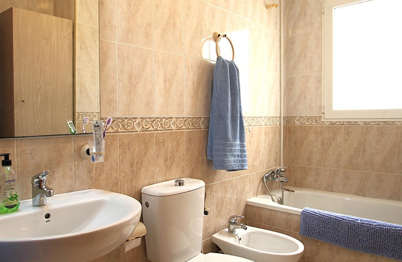 Resale - Apartment / flat - Torrevieja - Las Piscinas Naturales